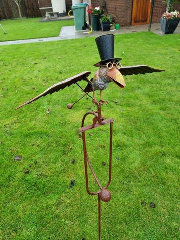 Beeld, Wind Moving Raven with Hat - 130 cm - Metaal - 2026