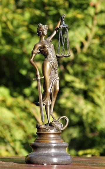 Statue, Vrouw justitia - 23 cm - bronze et marbre, Antiek en Kunst