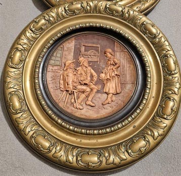 Assiette (2) - Laiton, Faïence - Gemerkt Johann Maresch
