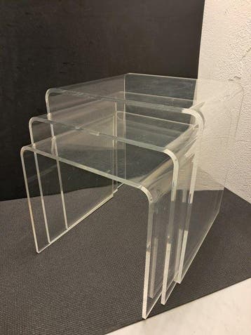 Tables gigognes - plexiglas - Trois tables d’appoint - 9,9