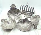 Shell footed silverplate, toast rack, salt shaker - Dienblad