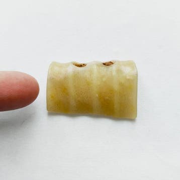 Chinois ancien Pierre dure Talisman de perles avec design