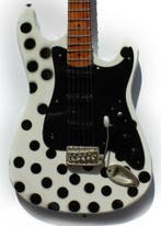 Miniatuur Fender Stratocaster gitaar met gratis standaard, Verzenden, Beeldje, Replica of Model
