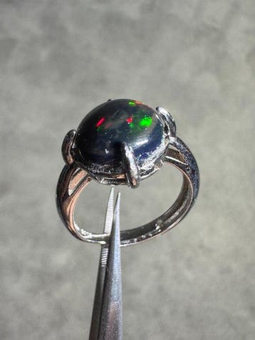 Zilveren ring S925 met natuurlijke Ethiopische zwarte opaal.