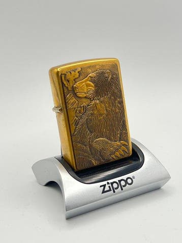 Zippo - Zippo Grizzly Bear Barret Smythe Brass Emblem, Verzamelen, Nieuw