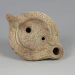 Oud-Romeins Terracotta Olielamp met een haan erop, Type