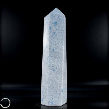 K2-obelisk uit Madagaskar – Het blauw van wijsheid in de