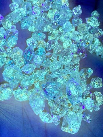 186 karaat zeldzame en rijke fluorescerende petroleumkwarts