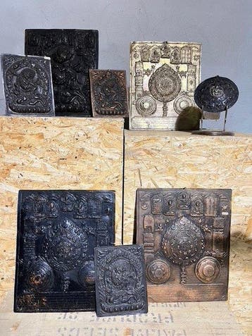 Verzameling Tibetaanse boeddhistische reliëfs, mandalas en