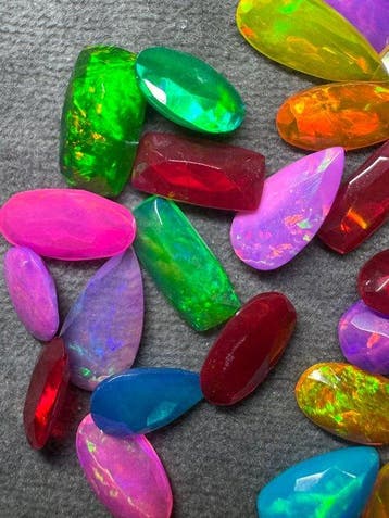 Partij van 20 karaat facetterde multicolor opalen uit