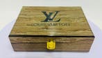 Vanessa Fodera (1981) - DANS QUEL MONDE VUITTON ! Luxury Box