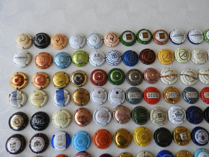 Champagne capsules (240) - Staal, Antiek en Kunst, Antiek | Speelgoed
