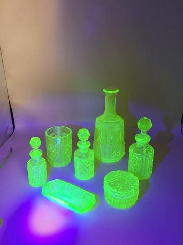 Ensemble de toilette (7) - verre ouraline, Antiquités & Art