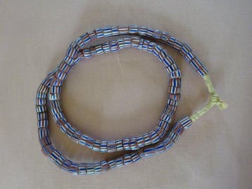 Snoer met 104 oude kralen, type chevron, rond 1920, Murano,