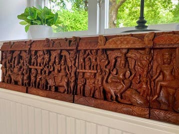 Groot vintage Zuid-Indisch houten reliëfpaneel – Lepakshi -