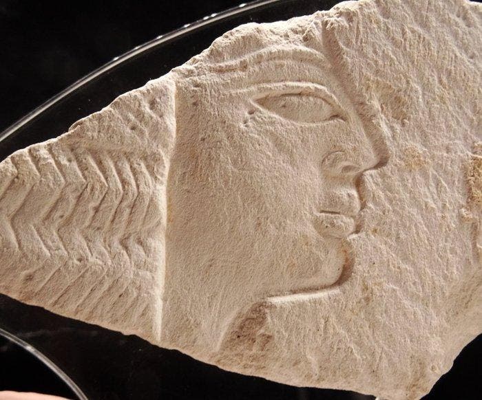 Oud-Egyptisch - Bas-relief van kalksteen waarop een edelman, Collections, Minéraux & Fossiles
