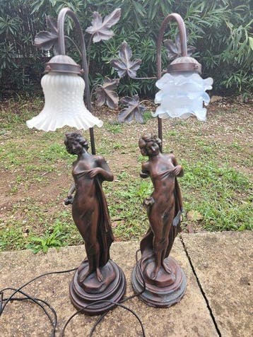 Beeld, Figures féminines aux motifs floraux - 70 cm -
