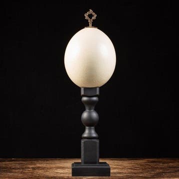 Œuf dautruche sur socle en bois artisanal fait à la main -
