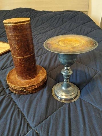 Liturgische kelk met patene en bijbehorende doos - Metaal,