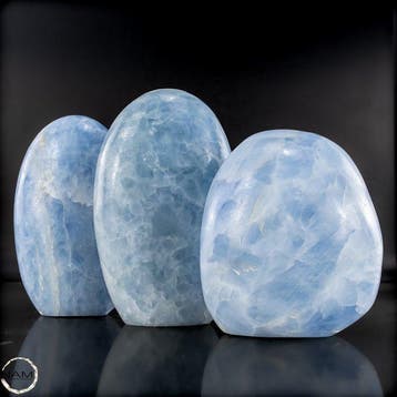 Blauwe calciet-vrije vorm – Zachte elegantie in hemelse