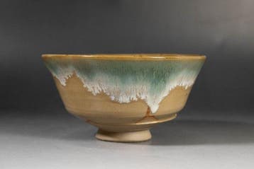 Agano Ware theebowl met gedruppelde groene glazuurlaag door