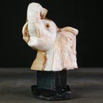 Handgesneden onyx olifantshoofd op zwarte marmeren sokkel -