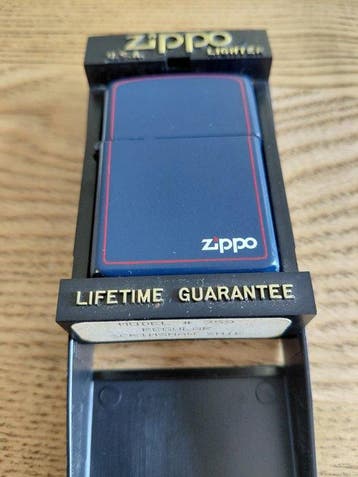 Zippo - Aansteker - Staal (roestvrij), Messing, Emaille,, Nieuw