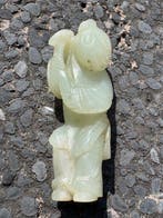 Chinese celadon jade figure of a boy attendant – Qing, Antiek en Kunst