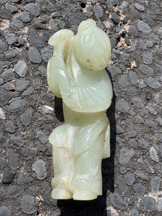Chinese celadon jade figure of a boy attendant – Qing, Antiquités & Art, Antiquités | Autres Antiquités