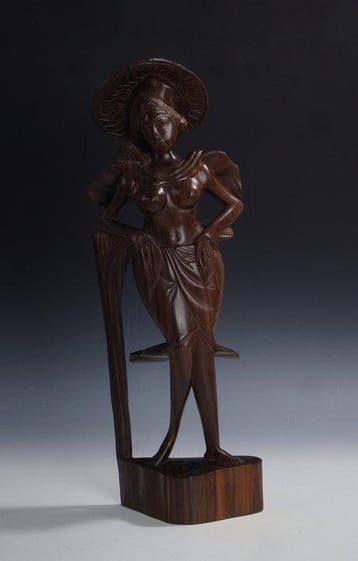 Bali • Houtsnijwerk, Bevallige handgesneden vrouwenfiguur
