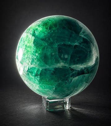 Sphère en fluorite vert émeraude – Transparence et aspect
