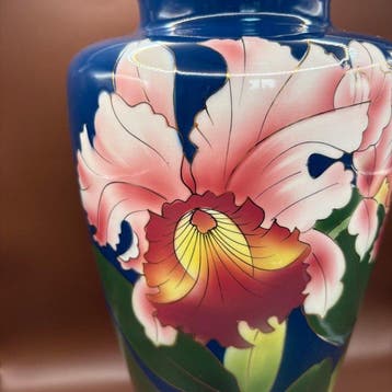 Kokusui grote emaillevaas met Cattleya-orchideeën op