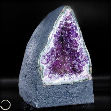 Natuurlijke amethist kristalkathedraal – diepviolette