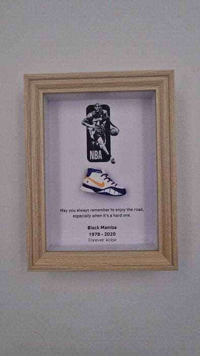 Lijst- Mini sneaker Nike Kobe Bryant Proto ingelijst #27 -, Antiquités & Art, Art | Objets design
