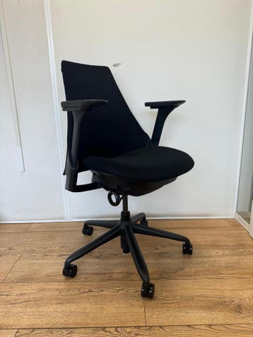 50x Herman Miller Sayl - Zwart Gestoffeerd - 4D Armleuningen, Verzenden, Zwart, Zo goed als nieuw, Bureaustoel