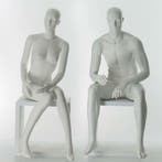 *TIP*  Set van twee zittende etalagepoppen van het merk gru, Ophalen of Verzenden