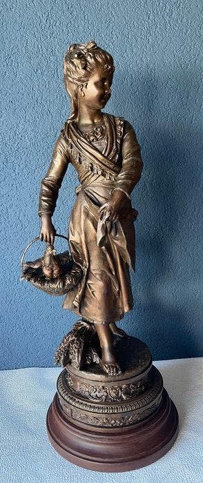sculptuur, A large statue of a young woman - 61 cm - Zamak