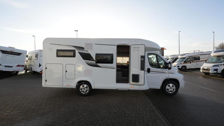 Hobby Optima ONTOUR T65 GE nieuw met daginschrijving 07389, Caravans en Kamperen, Mobilhomes, Cassettetoilet, Handgeschakeld, Diesel
