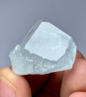Cristal daigue-marine bleu à terminaison avec inclusion