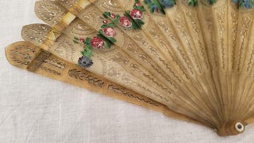 Éventail - corne blonde et paillettes - epoque restauration