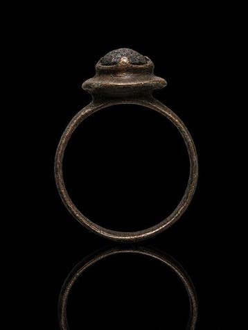 Middeleeuwen, kruisvaardersperiode Bronzen ring met
