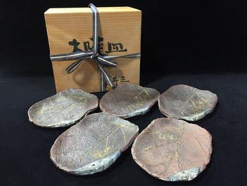 Japanese Kutani Ware Leaf-Shaped Ceramic Plates by Kakuchi
