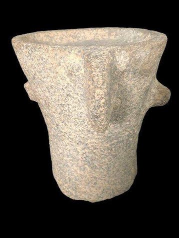 Nabije Oosten Zeer zeldzaam basaltaltaar, 27 × 23 cm; 18 kg