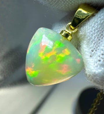 Opale Pendentif - Hauteur : 20.5 mm - Largeur : 13 mm- 0.98