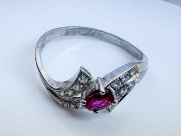 Ring - 18 karaat Witgoud - 0.57ct. tw. Robijn - Diamant -, Handtassen en Accessoires, Ringen, Nieuw