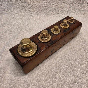 Poids de balance anciens en laiton – étalonnés depuis 1870 –
