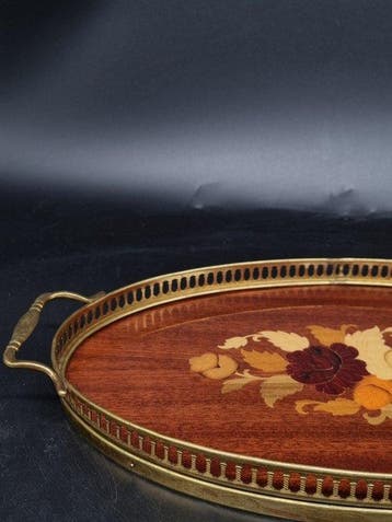 Klassisches Serviertablett mit floraler Marketerie – Holz