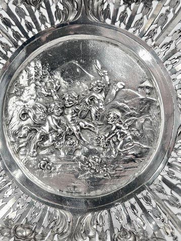 Tafelmiddenstuk - bloemkransen - ajour - repoussé - scène
