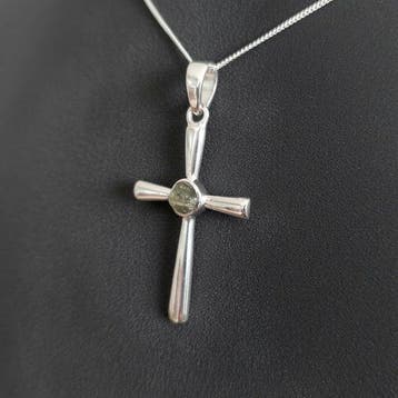 MOLDAVITE. Pendentif croix avec sa chaîne. Ensemble en