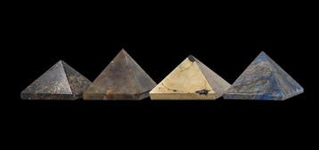 Tourmaline noire et mica, Labradorite, Pyrite, avec pyramide